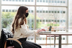 Student meeting with an advisor virtually