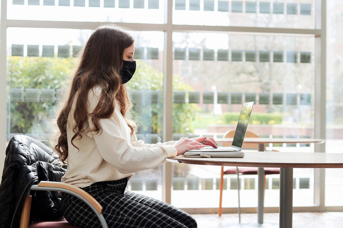 Student meeting with an advisor virtually